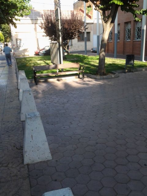 Servicios acomete una actuación integral sobre cerca de medio centenar de bancos de la localidad - 1, Foto 1