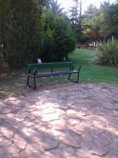 Servicios acomete una actuación integral sobre cerca de medio centenar de bancos de la localidad - 2, Foto 2