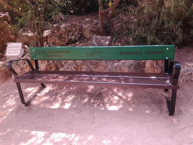 Servicios acomete una actuación integral sobre cerca de medio centenar de bancos de la localidad - 3, Foto 3