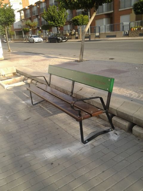 Servicios acomete una actuación integral sobre cerca de medio centenar de bancos de la localidad - 4, Foto 4