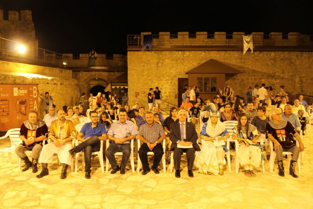 Las banderas ondean en el Castillo dando la salida a las fiestas de moros y cristianos de Jumilla - 1, Foto 1