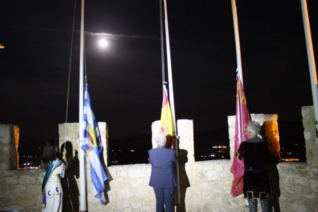 Las banderas ondean en el Castillo dando la salida a las fiestas de moros y cristianos de Jumilla - 2, Foto 2