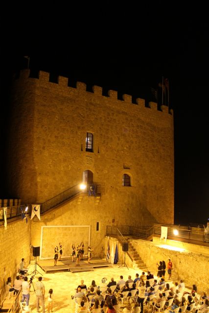Las banderas ondean en el Castillo dando la salida a las fiestas de moros y cristianos de Jumilla - 4, Foto 4