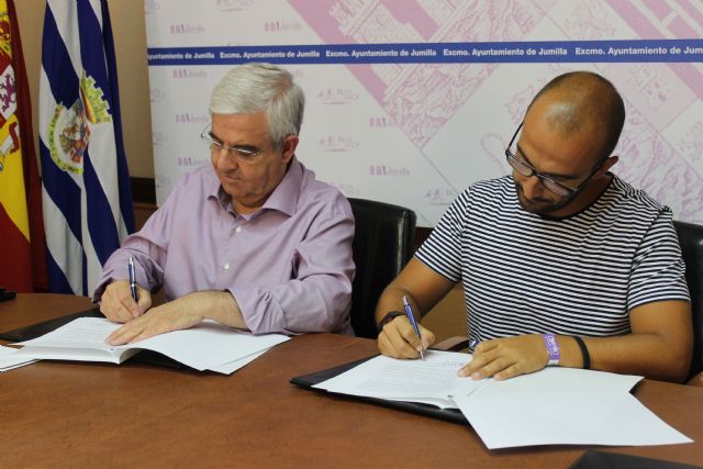 El alcalde hace entrega a los colectivos festeros de las subvenciones relativas al ejercicio 2014 - 1, Foto 1