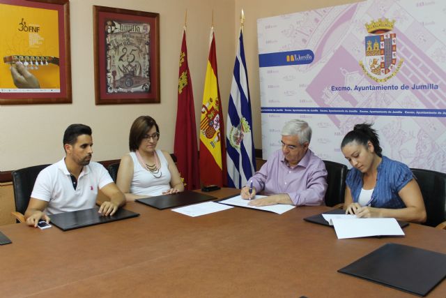 El alcalde hace entrega a los colectivos festeros de las subvenciones relativas al ejercicio 2014 - 2, Foto 2