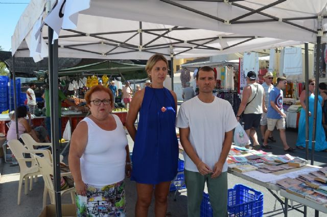 La biblioteca de la Ribera  instala en el mercado semanal su mercadillo del libro gratuito - 1, Foto 1