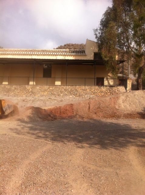 Works containment wall was rushing in the social center and improved access in the chapel of La Huerta, Foto 2