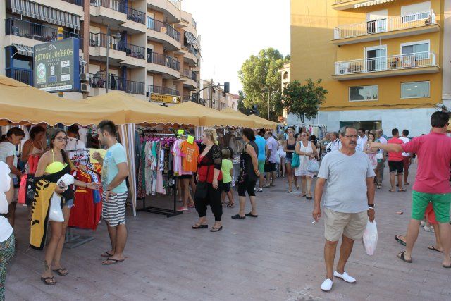 La Asociacin de Comerciantes abre una nueva feria outlet de verano en Puerto de Mazarrn, Foto 2