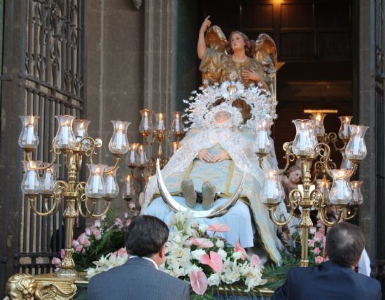 Cientos de personas arropan a la patrona de Jumilla, la Virgen de la Asunción, en el día de su festividad - 1, Foto 1