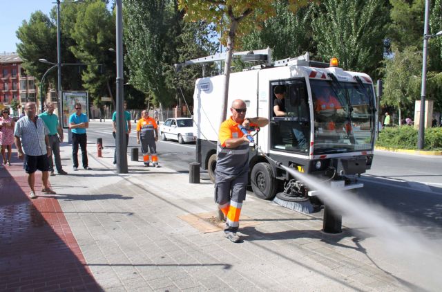 El servicio de limpieza viaria incorpora nueva maquinaria de barrido con agua a presión - 1, Foto 1