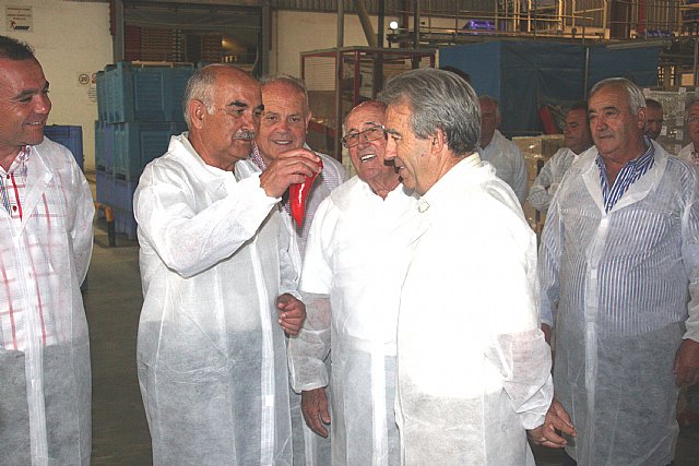 Garre destaca la labor solidaria del sector agroalimentario regional como generador de empleo e impulsor de la economía - 2, Foto 2