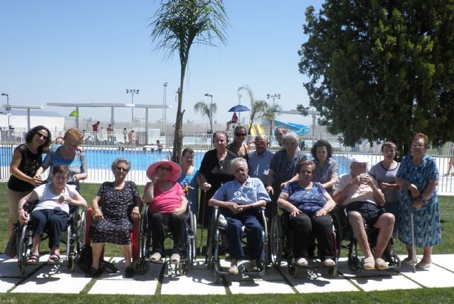 Los mayores del Centro de Día de Puerto Lumbreras visitan las nuevas piscinas municipales - 1, Foto 1