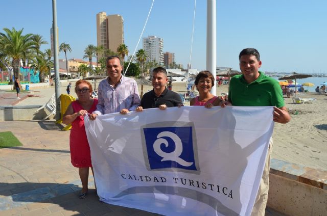Las tres nuevas banderas con la Q de Calidad Turística ya ondean en las playas - 1, Foto 1