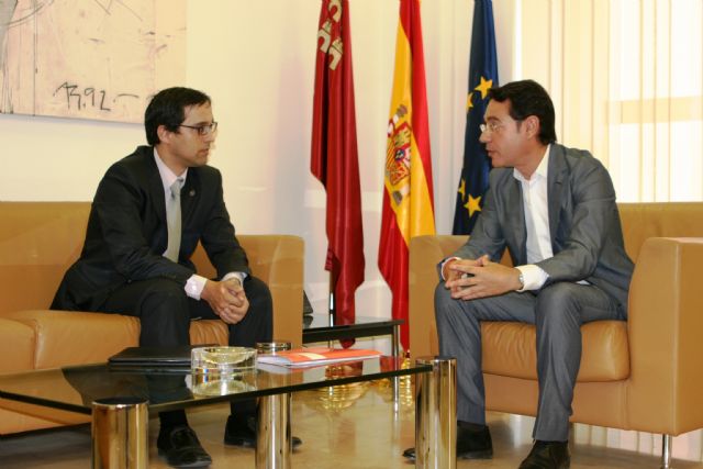 El consejero José Gabriel Ruiz se reúne con el decano del Colegio Oficial de Ciencias Políticas y Sociología - 1, Foto 1