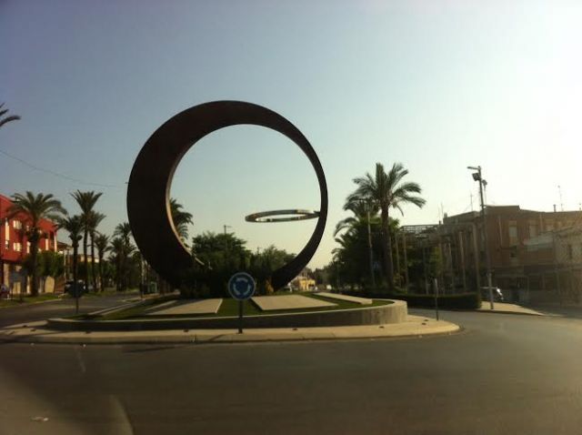 The existing roundabout on Avenida Juan Carlos I with the ravine of Pears will be named after the late former president government "Adolfo Surez", Foto 2