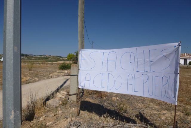 IU, UPYD y PSOE han comparecido hoy en la pedanía de Pinilla para denunciar que el Alcalde de Caravaca va a gastar 90.000 € para abrir una calle que no hace falta - 3, Foto 3