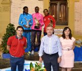 Rose Kosgei y Nocholas Togom podium de la Carrera Nocturna 'Alcalde de guilas'