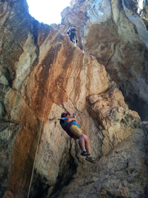 Bomberos de Cartagena rescatan a un excursionista de 150 kilos que no podía salir de una cueva - 1, Foto 1