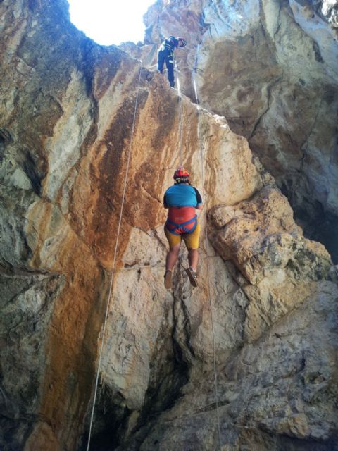 Bomberos de Cartagena rescatan a un excursionista de 150 kilos que no podía salir de una cueva - 2, Foto 2