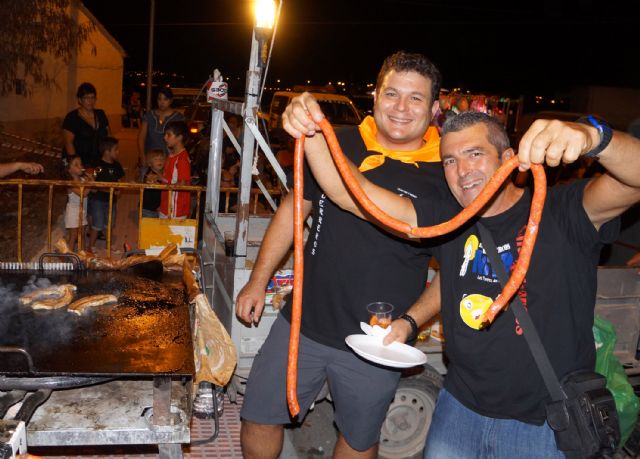 Miles de personas disfrutan de una gran barbacoa en la “Noche de la Brasa y la Zurra” torreña - 2, Foto 2