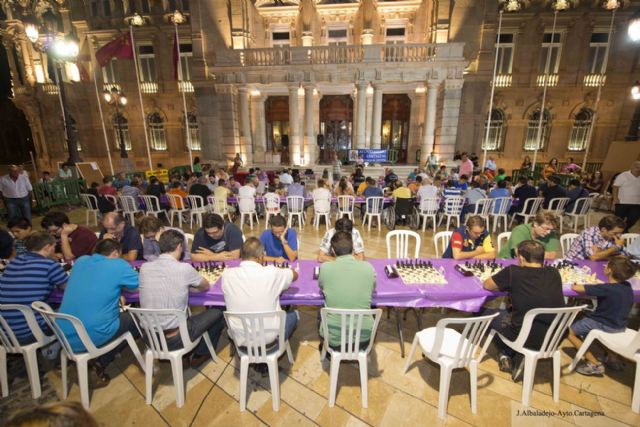 La Plaza del Ayuntamiento congregó a un centenar de jugadores de ajedrez - 1, Foto 1