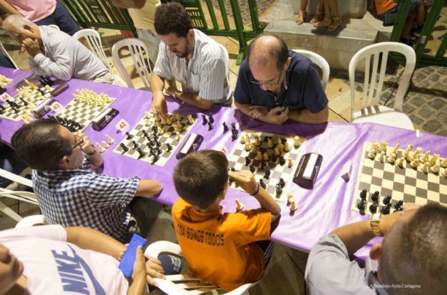 La Plaza del Ayuntamiento congregó a un centenar de jugadores de ajedrez - 2, Foto 2