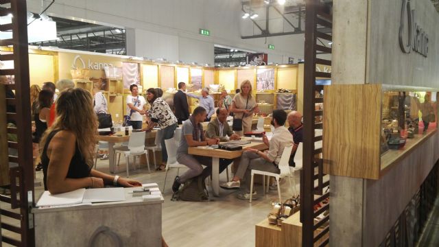 Los clientes internacionales apuestan por el calzado caravaqueño en Milán - 1, Foto 1