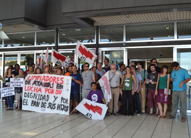 Decenas de personas se concentran frente al centro comercial Atalayas para apoyar la lucha de los trabajadores de la limpieza - 1, Foto 1