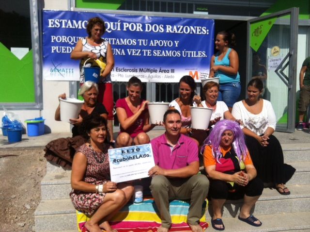La Concejal de Sanidad y ONGs de Lorca y la AEMA III se mojan con el cubo de agua helada a beneficio de los enfermos de Esclerosis Lateral Amiotrófica - 1, Foto 1