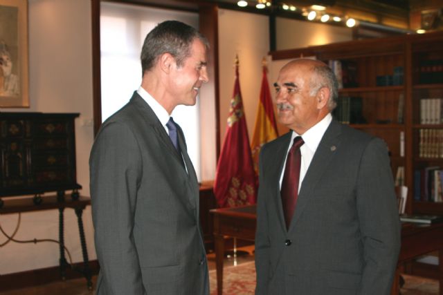 El presidente de la Comunidad recibe al embajador de la República de Francia en España - 1, Foto 1