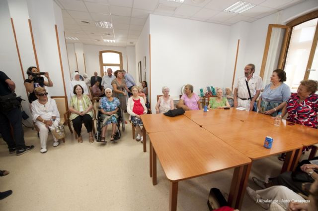 Los mayores del Asilo ya disfrutan de su huerto urbano - 2, Foto 2