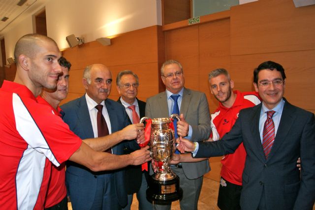 El Presidente de la Comunidad recibe a los campeones de la Supercopa de España y agradece que paseen y hagan grande el nombre de la Región - 1, Foto 1