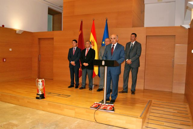 El Presidente de la Comunidad recibe a los campeones de la Supercopa de España y agradece que paseen y hagan grande el nombre de la Región - 5, Foto 5