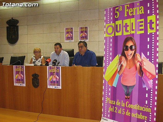 La V Feria Outlet de Totana congregará 25 expositores en la Plaza de la Constitución, Foto 1