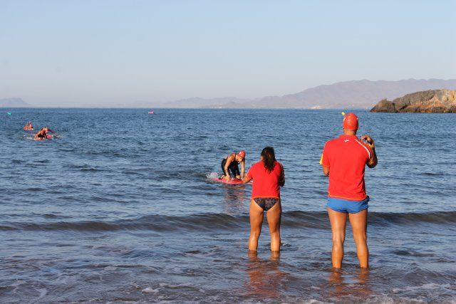 Medio centenar de agentes de toda España compiten en aguas de la Playa de la Reya, Foto 1