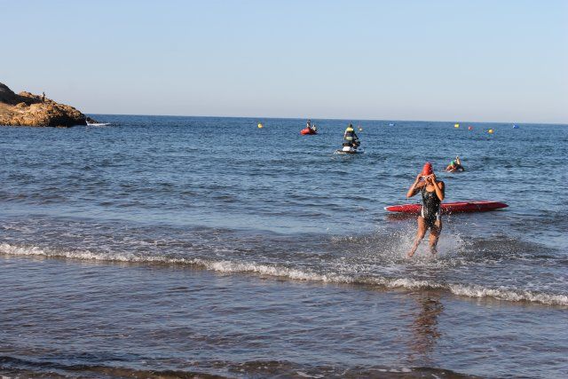 Medio centenar de agentes de toda España compiten en aguas de la Playa de la Reya, Foto 3