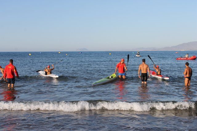 Medio centenar de agentes de toda España compiten en aguas de la Playa de la Reya, Foto 4