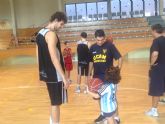 Las escuelas de baloncesto de Alcarrs visitan un entrenamiento del UCAM Murcia CB