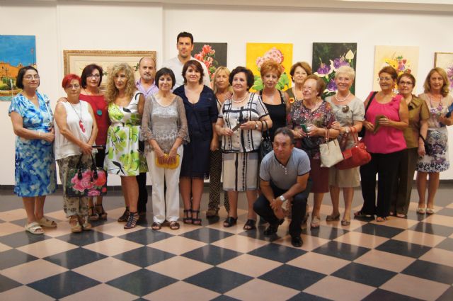 Autoridades municipales asisten a la inauguración de la muestra de pintura La Libertad del Color, Foto 1