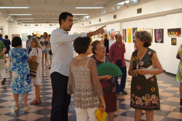 Autoridades municipales asisten a la inauguración de la muestra de pintura La Libertad del Color, Foto 3