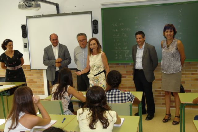 El Consejero de Educación y el Alcalde de Molina de Segura visitan el IES Eduardo Linares Lumeras con motivo del inicio de las clases en Secundaria - 1, Foto 1