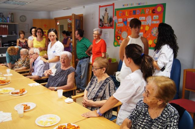 Autoridades municipales asisten al almuerzo totanero que se celebra en el Servicio de Estancias Diurnas dentro de los actos conmemorativos del Día Mundial del Alzheimer