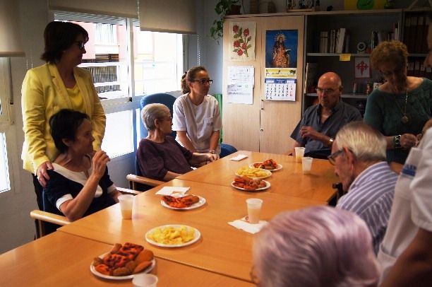 Autoridades municipales asisten al almuerzo totanero que se celebra en el Servicio de Estancias Diurnas dentro de los actos conmemorativos del Día Mundial del Alzheimer - 2, Foto 2