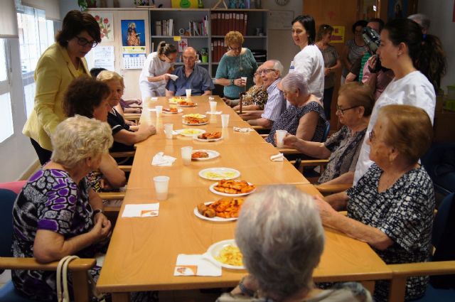 Autoridades municipales asisten al almuerzo totanero que se celebra en el Servicio de Estancias Diurnas dentro de los actos conmemorativos del Día Mundial del Alzheimer, Foto 3