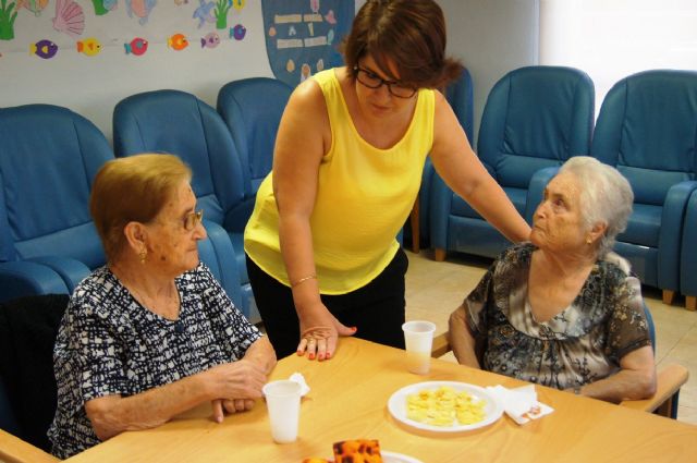 Autoridades municipales asisten al almuerzo totanero que se celebra en el Servicio de Estancias Diurnas dentro de los actos conmemorativos del Día Mundial del Alzheimer - 5, Foto 5