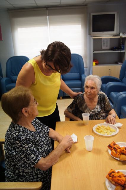 Autoridades municipales asisten al almuerzo totanero que se celebra en el Servicio de Estancias Diurnas dentro de los actos conmemorativos del Día Mundial del Alzheimer, Foto 6