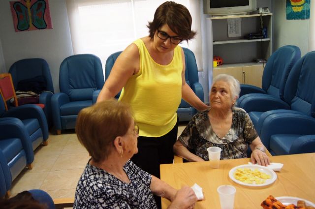 Autoridades municipales asisten al almuerzo totanero que se celebra en el Servicio de Estancias Diurnas dentro de los actos conmemorativos del Día Mundial del Alzheimer, Foto 7