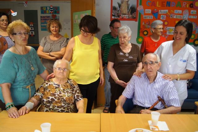 Autoridades municipales asisten al almuerzo totanero que se celebra en el Servicio de Estancias Diurnas dentro de los actos conmemorativos del Día Mundial del Alzheimer, Foto 8