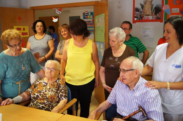 Autoridades municipales asisten al almuerzo totanero que se celebra en el Servicio de Estancias Diurnas dentro de los actos conmemorativos del Día Mundial del Alzheimer, Foto 9