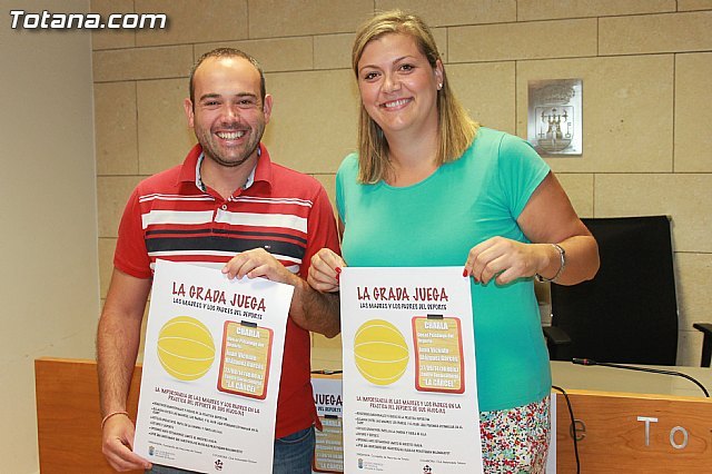 El Club Baloncesto Totana organiza la charla La grada juega. Las madres y padres del deporte, Foto 1